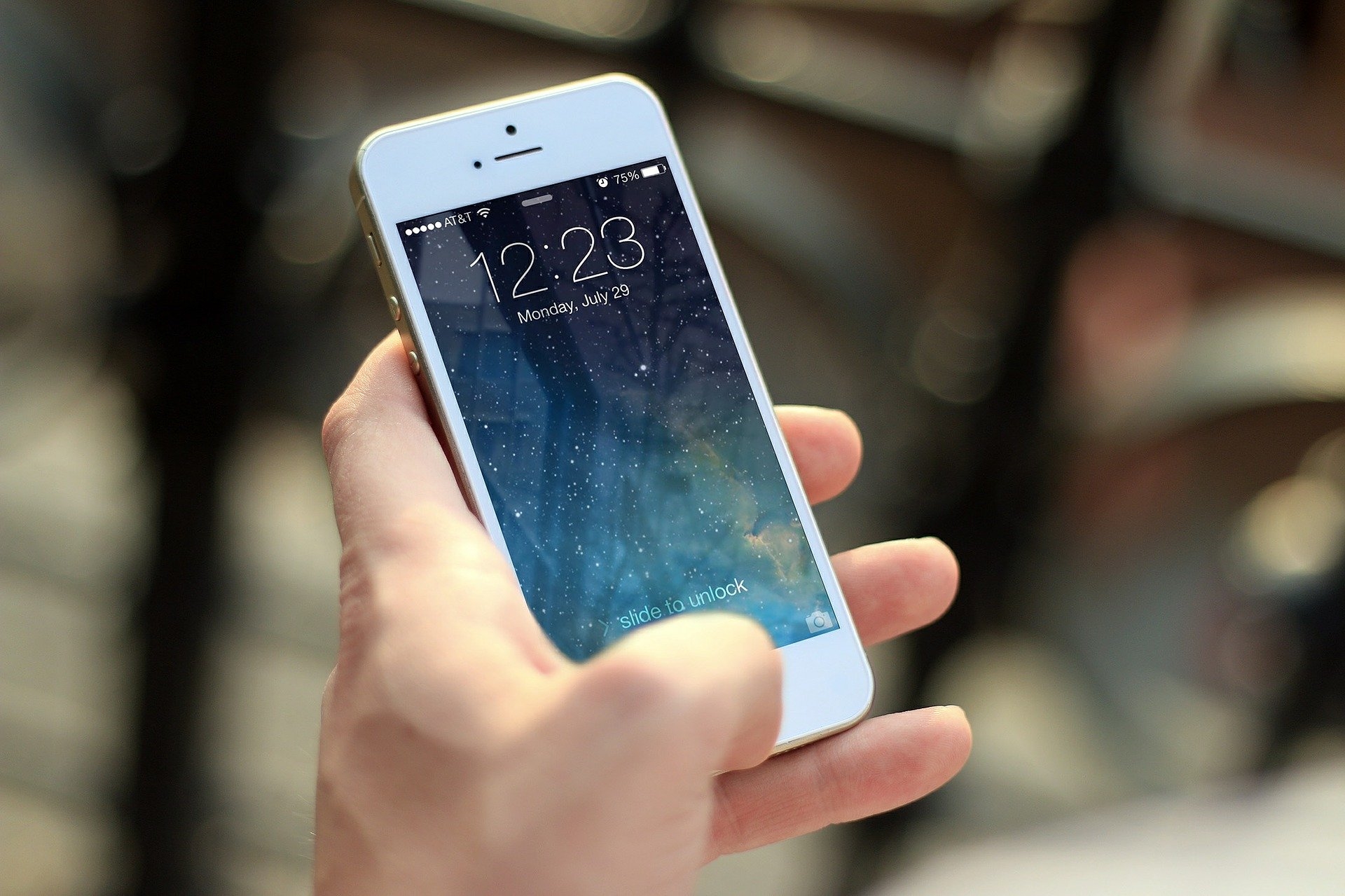 mobiele telefoon in de hand